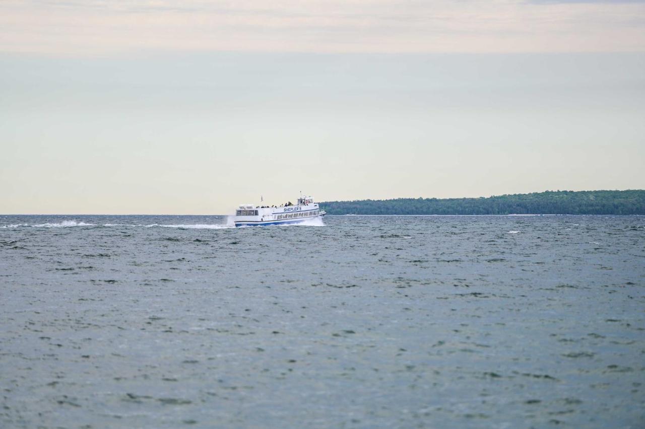 Walkable St Ignace Condo With Lake Huron Views Сент Игнас Екстериор снимка